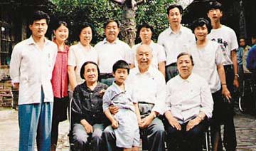 华国锋珍贵全家福照片曝光