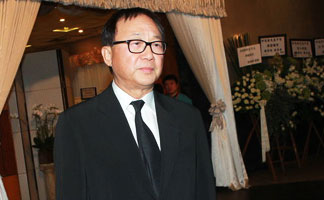 [高清]许冠英出殡 许冠文称骨灰或撒大海