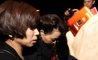 名嘴董卿百万酬劳主持晚会 被众人包围低头躲避