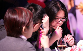 高晓松台下忙吃 避谈酒驾：不提丢人事儿