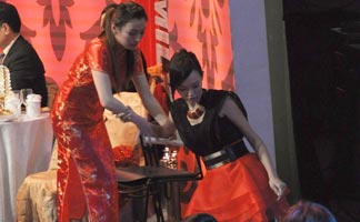 唐嫣录节目下台阶险绊倒 礼仪小姐忙搀扶