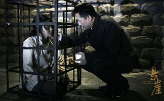 《悬崖》重口味酷刑剧照曝光 张嘉译步步虐心