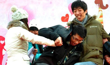 庙会举办“万人相亲大会” 男青年激烈对抗争美女