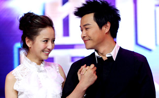 [高清]佟丽娅陈思成录制节目 十指紧扣公开恋情