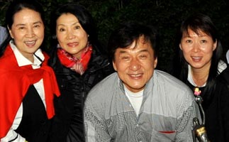 [高清]成龙58岁生日会现场 林凤娇亲切待客