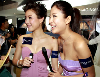 洪金宝儿媳周家蔚与女星斗性感