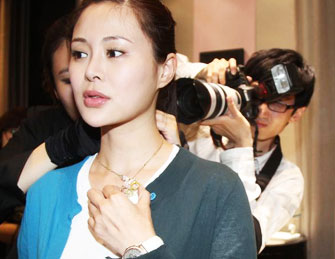 关悦现身珠宝店选首饰
