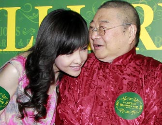 现场：周慧敏为公公倪匡祝寿