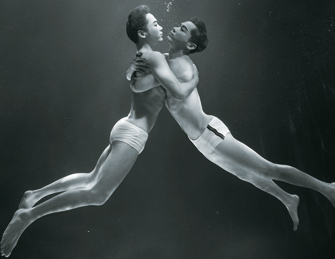  李晨跨界合作 水下拍摄“激情照” 