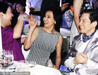 刘嘉玲出席晚宴 与众人热聊