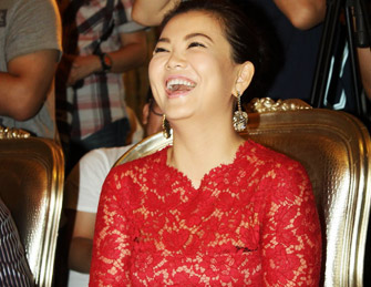 李湘出席发布会 蕾丝红裙露内衣