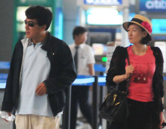 朱时茂与神秘女子同行热聊被拍 