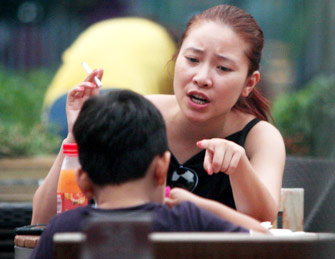 郭涛妻子手拿香烟 训斥儿子被拍