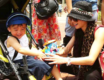 张柏芝携两子游乐场庆生