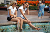 实拍美女夏日消暑百态