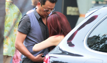 偷拍：郭涛与小15岁娇妻街头秀恩爱