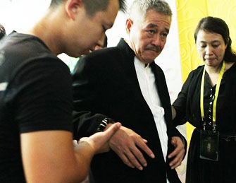 赵本山出席活动获专人搀扶