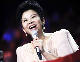 董文华任节目评委 提及丈夫大笑