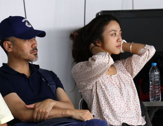 汤唯素颜看彩排获吴秀波陪伴