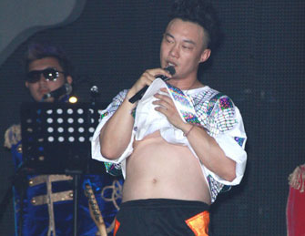 陈奕迅演唱会豪放掀上衣