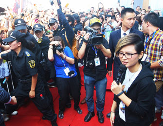 周笔畅自创店开业 粉丝挤爆现场