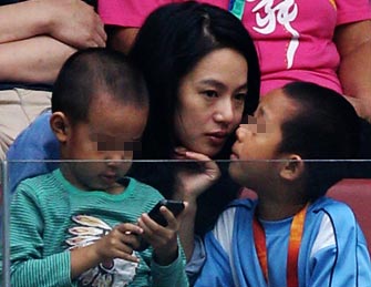 姜文一家四口罕见露面