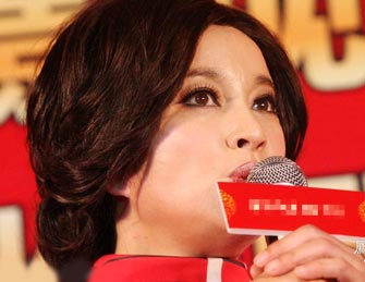 刘晓庆亮相山东一宾馆献唱