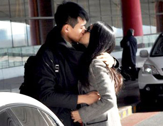 潜镜头：董璇高云翔机场吻别