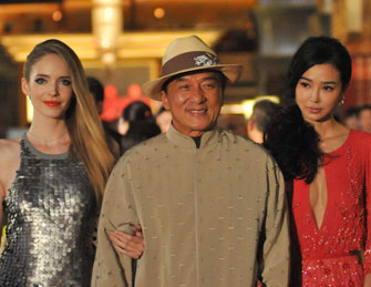 成龙携龙女郎亮相影展红毯