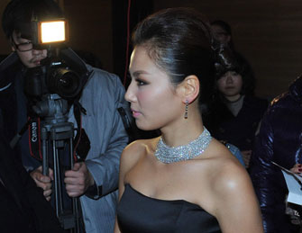 “阔太”刘涛戴天价钻饰现身