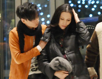 蔡少芬挺大肚撞到头 老公急安慰