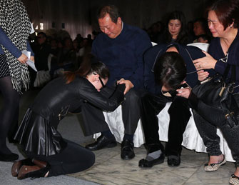 戎祥追悼会遗孀墨镜现身哭倒跪地