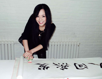 苍井空露面为中国电影题字