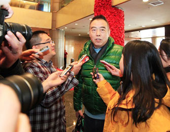 陈凯歌张国立现身全国政协驻地