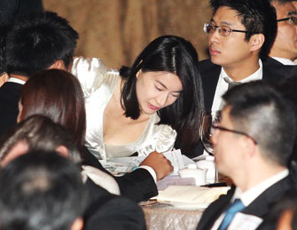 郭晶晶随霍家出席名流晚宴