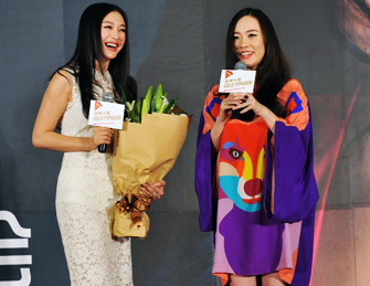 霍思燕为好友秦岚站台显“孕相”