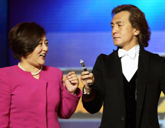 李咏与女高层为新节目开录鸣枪