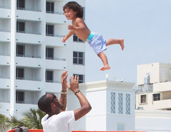 外国男星度假空中抛儿子