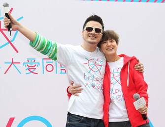 黄耀明何韵诗“撑同志”致敬张国荣