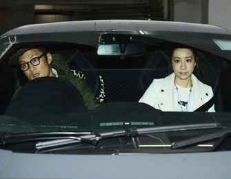 余文乐驾豪车载吴雨霏约会被拍