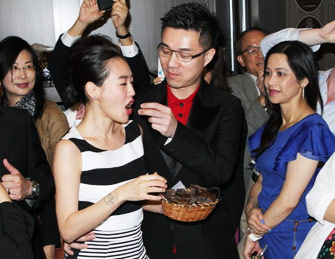 小S亮相香港与老公甜蜜喂食