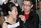 小S与老公甜蜜喂食