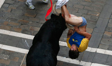 西班牙奔牛节：一男子遭公牛攻击近5分钟
