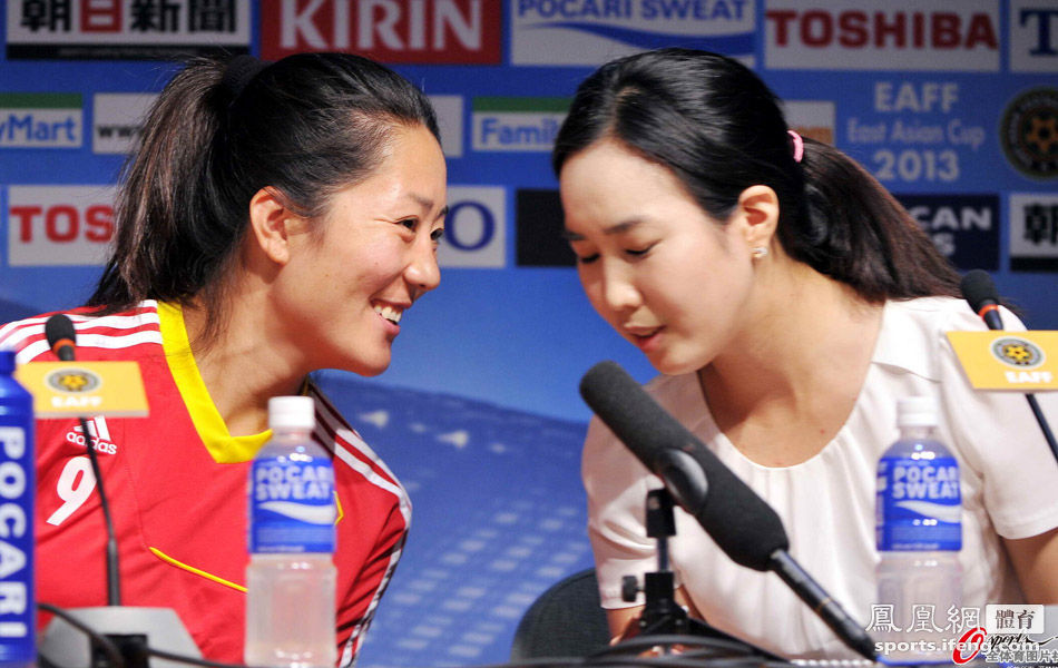 东亚四强赛-中国女足发布会遇尴尬 女翻译过度