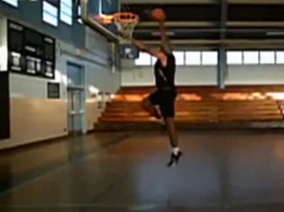 叫板乔丹!63岁J博士欧文单手演绎招牌扣篮