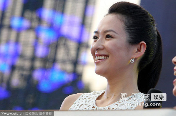 章子怡郑州出席活动 现场热情互动[高清大图]