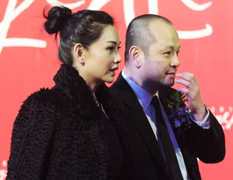 阔太邱淑贞与富豪老公牵手亮相