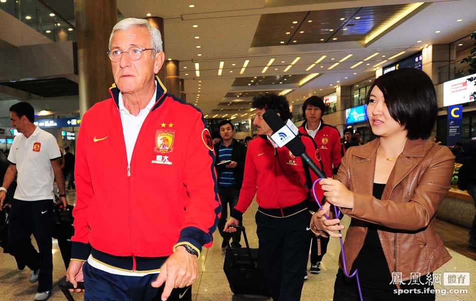 里皮率恒大众将抵达首尔 队长队嫂隔空秀婚戒