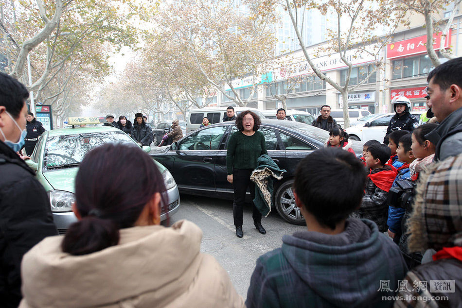 租、闯红灯、再撞车;<em>奥迪女司机被沿街追打</em> - 