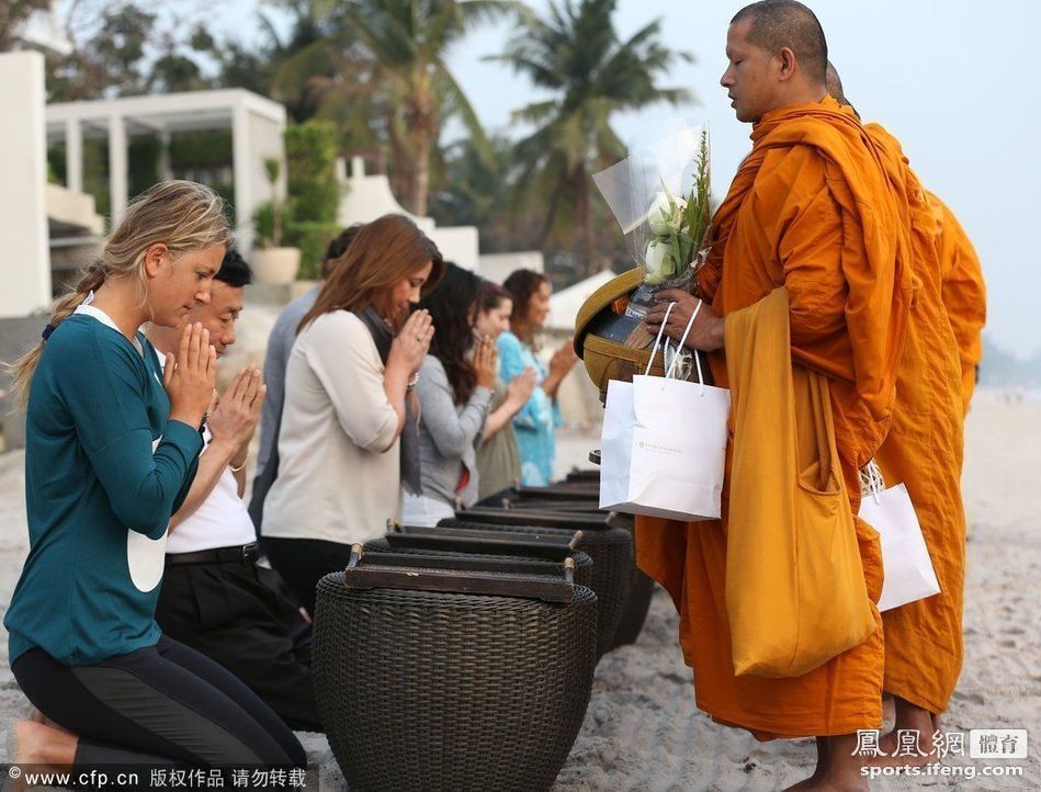 阿扎伦卡皈依佛门海滩参拜